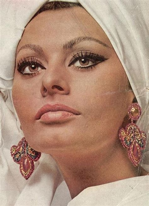The acting career of sophia loren (born 1934) has covered over 50 years and more than 100 films. L'attrice Sophia Loren vista da molto vicino.