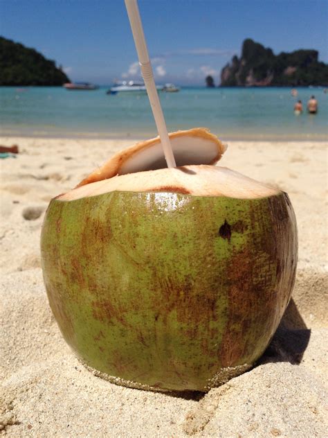 Fresh Young Coconut On The Beach In Thailand Táj