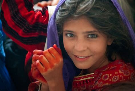 لبخند افغان Village Girl People With Blue Eyes Afghan Girl