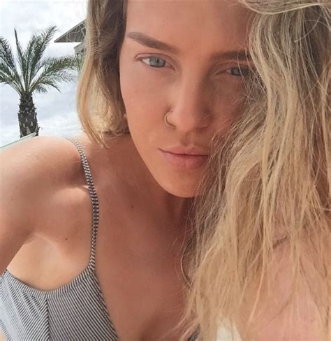 perrie edwards nails the beachy natural look in no make up selfie beauty news reveal