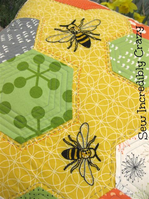Sew Incredibly Crazy: Honeycomb Pillow Finish | Hexagon quilt, Bee