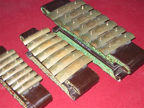 Blog silontong hadir dan selalu menyajikan artikel alat musik tradisional dengan ulasan yang menarik. Pengertian Saron Alat Musik Tradisional Daerah Jawa dan Bali