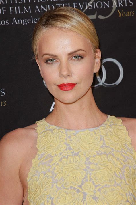 Mad Max Fury Road Actress Charlize Theron Hd Photos And Wallpapers Charlize Theron Blonde Updo