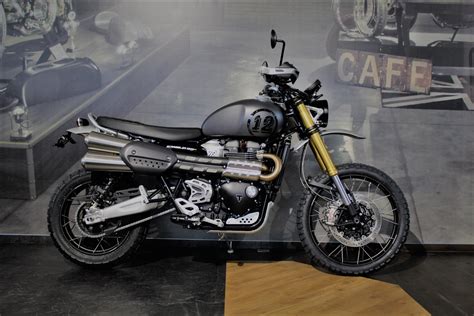 Nestling inside the frame is a 1200 cc parallel twin unit with liquid cooling and. Details zum Custom-Bike Triumph Scrambler 1200 XE des ...