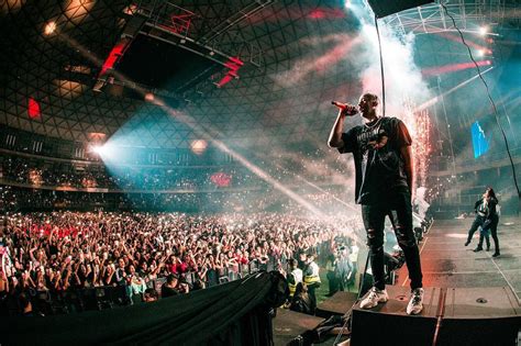 Nothing wrong with celebrating someone who is winning at life. Bad Bunny quiso ser camarógrafo y casi sufre un accidente ...