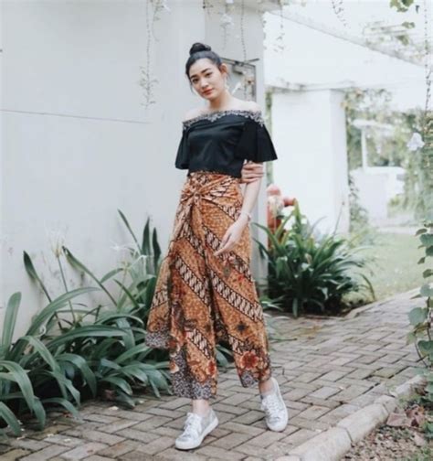 7 Inspirasi Outfit Batik Wanita Untuk Style Kekinian Dan Modis