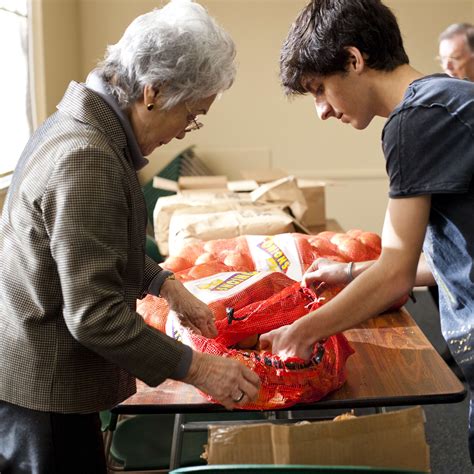 Help Feed A Hungry Neighbor Become A Food Pantry Volunteer Gleaners