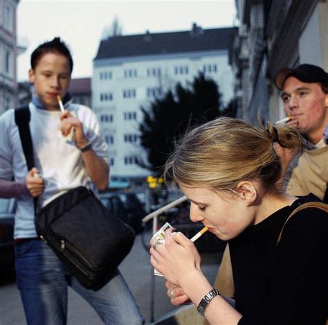 Beim Rauchen Und Trinken Vorn Deutschland Badische Zeitung