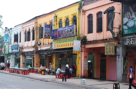During your visit to kuala lumpur, you can browse for the perfect souvenirs at petaling street market. chinatown-kuala-lumpur2 - Go Live Go Travel