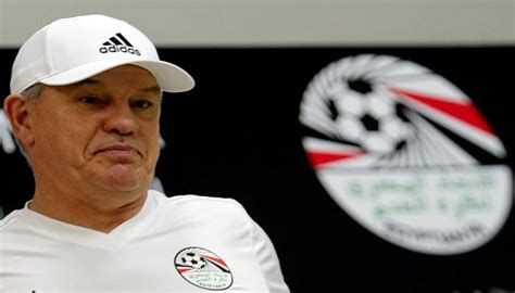 تحدياب اجيري في مباراة غينيا. أجيري يحاول طرد شبح كوبر قبل أول مباراة مع الفراعنة