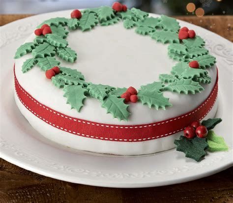 In 2020, a cake is like an artist's canvas on which a pastry chef creates art. How to Decorate a Holly Wreath Cake - Hobbycraft Blog