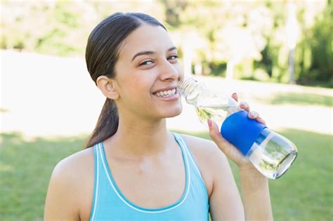 Premium Photo Portrait Of Sporty Woman Drinking Water