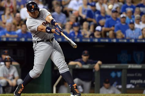Tigers Victor Martinez Destroy Royals In 10 4 Home Run Festival