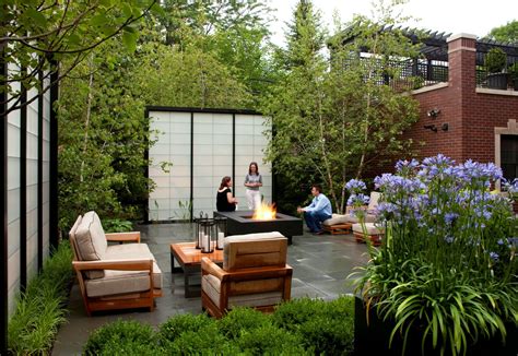 8 Outdoor Entertaining Tips From Landscape Designers