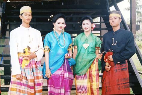 Dalam beberapa ritual adat terutama pernikahan, sarung sutra bugis (lipa' sabbe) adalah setelan utama—di luar jas tutup dan baju bodo. SarungBugis; MASAGENA: Sarung Sutera Bugis Makassar