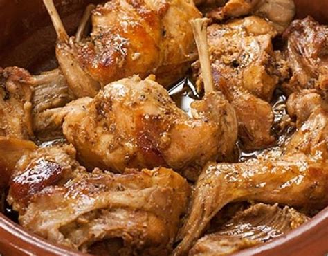 Uno de los platos más conocidos de la cocina canaria. Receta de Conejo al ajillo con salsa de vino blanco