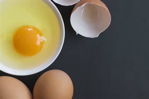6 Things You Should Know Before Eating Raw Eggs | Cookist.com