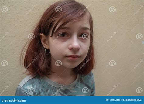 Retrato De Niña Llorando Con Lágrimas Por Sus Mejillas Una Chica De 9