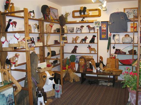 Some of the dog's decorative furnishings are carvings by dog bark park chainsaw artists dennis & frances. Dog Bark Park Inn, el hotel con forma de perro ~ Mundo Feliz
