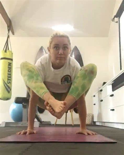 Miley Cyruss Hamstrings Are Crazy Flexible And This Video Is Proof