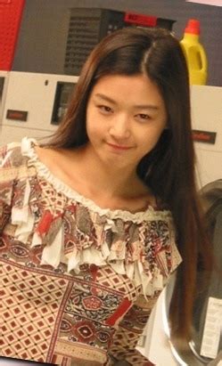 Jun ji hyun is just getting started as an actress. 전지현 레전드 시절 : 네모판
