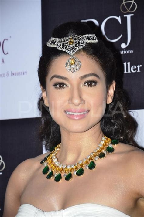 gauahar khan walked the ramp on the first day of india international jewellery week iijw 2014