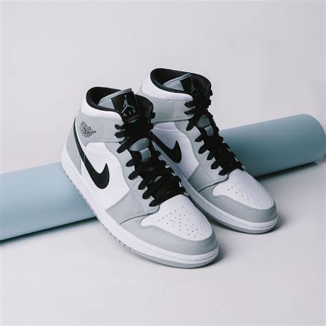 แนะนำรองเท้า nike air jordan 1 mid “light smoke grey สนีกเกอร์ทรงในตำนานที่ใครๆ ก็อยากได้ มา