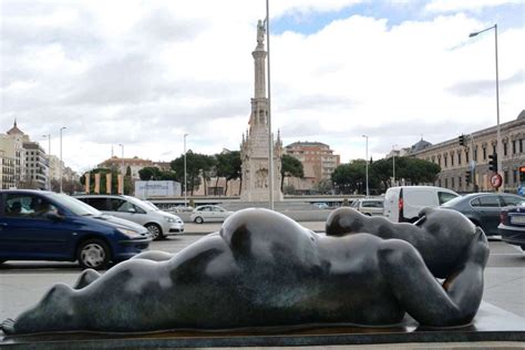 Una Mujer con Espejo se desnuda en Colón Mirador Madrid