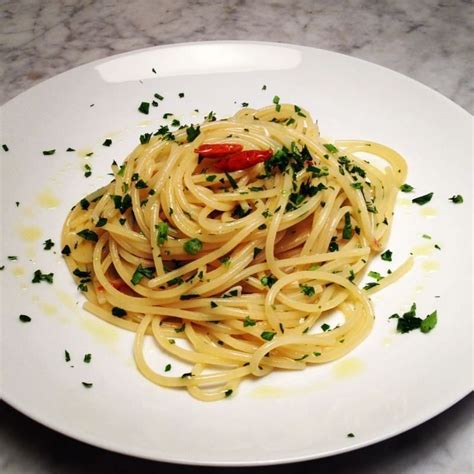 Her italian food and travel themed blog, an italian dish, is a labor of love. Spaghetti Aglio, Olio e Peperoncino | Cibo etnico ...