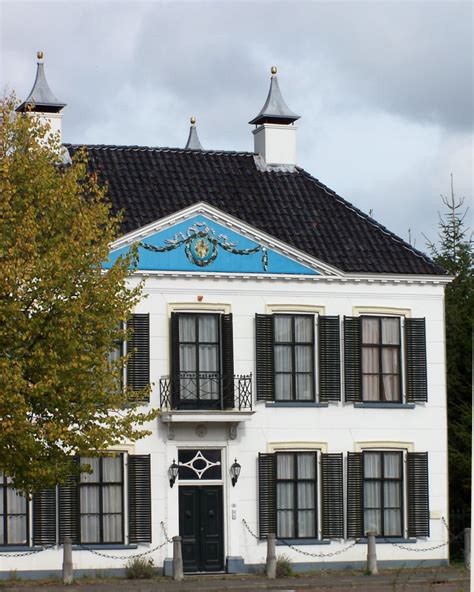 Witte huis wonen is gevestigd achter het bestuurscentrum van aveleijn, met een eigen centrale, afgesloten ingang. Witte Huis (Assen) - Wikipedia