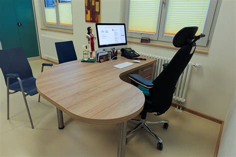 Der schreibtisch ist zentraler arbeitsplatz im häuslichen schreibtische sind arbeitsplatz, aufbewahrungsort für büroutensilien und vieles mehr. Schreibtisch/Arbeitsplatz für Arztpraxis aus Kunststoff ...