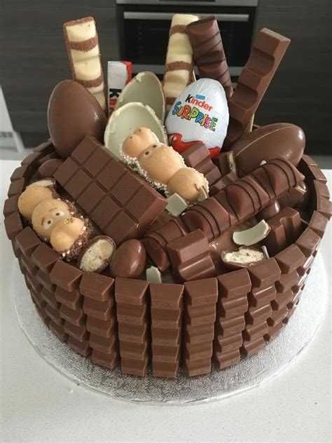 Oppure una morbidissima torta tenerina, dove il cioccolato fondente è l'irresistibile protagonista assoluto della ricetta. #cakedesign | Kinderriegel torte, Kindertorte, Kinder ...