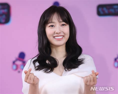 요즘 서로를 방송에서 언급하며 하트 뿅뿅하고 있는 두 사람입니다. 이혜성 아나운서, '견책' 징계… "1000만원 부당수령은 아냐" 해명 ...