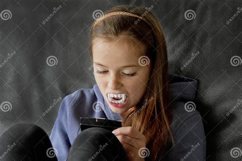 Nastoletnia Dziewczyna Próbuje Dalej Wampirów Zęby Obraz Stock Obraz Złożonej Z Skoncentrowany