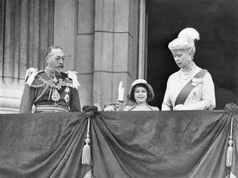 She joined king george v and queen mary on the balcony of buckingham palace in 1935. Vintage photos of a young Queen Elizabeth before she ...