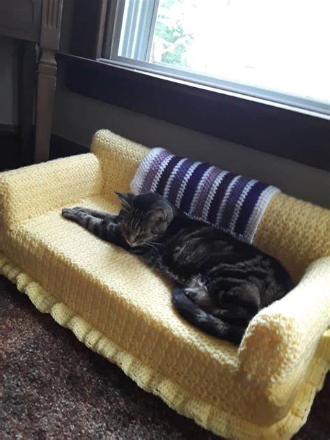 Tiny Crochet Cat Sofas Because We All Have That Kind Of Time