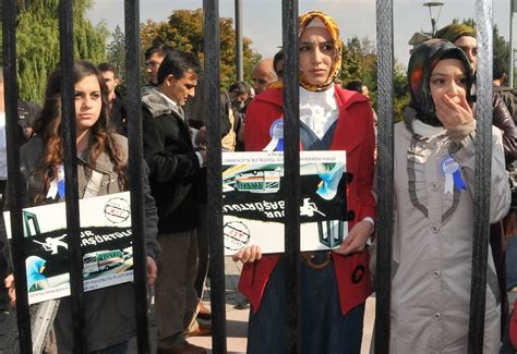 نویسنده اسلام‌گرای ترک اعتراض به حجاب اجباری نباید به اعتراض به حجاب