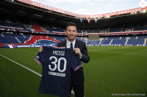 Combien Coûte Le Maillot De Lionel Messi - Lionel Messi rejoint le PSG sous le maillot numéro 30 et donne une