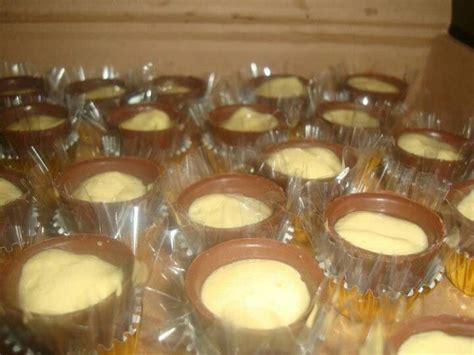 Coloque essa mistura em cima do. Mousse no copinho de chocolate. | Copos de chocolate ...