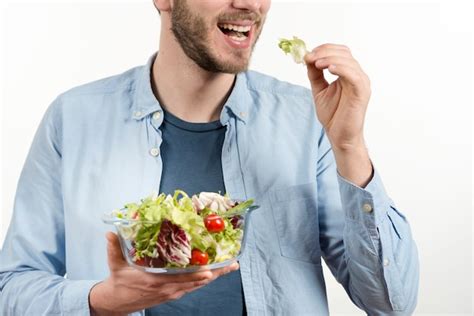 Hombre Feliz Comiendo Ensalada Saludable Contra Fondo Blanco Foto Gratis