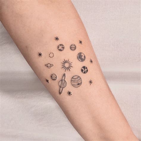 Arriba Foto Tatuaje De Los Planetas En La Espalda Mirada Tensa