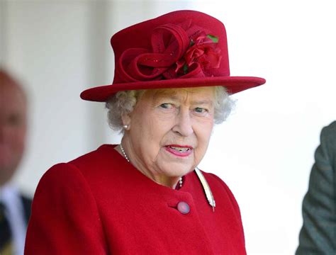 Queen elizabeth ii certainly knows how to accessorize. QUIZ. Elizabeth II: Connaissez-vous bien la reine?
