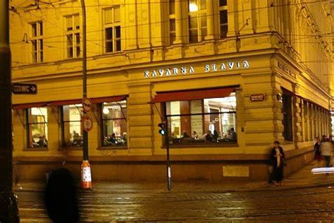 Slavia zareagovala na vedoucí trefu soupeře a po gólech pšeničky a kafky skóre otočila. A Prague institution - the famous Café Slavia | Radio Prague