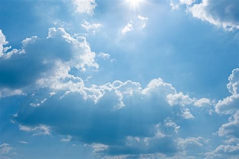 Cielo Azul Y Nubes Brillantes Con El Sol Brillando Foto Premium