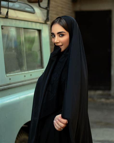 Femme En Hijab Noir Et Abaya Noire Photo Photo Liran Gratuite Sur