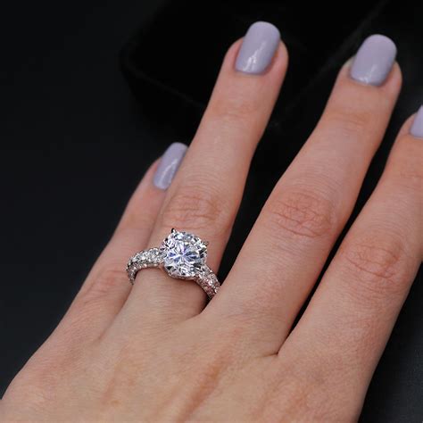 Beautiful 18k White Gold Engagement Ring Featured With 525ct Tcw