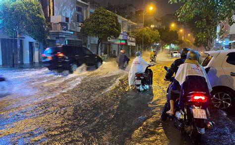 Lúc đó, có rất nhiều phương tiện đi qua, nhìn thấy cụ 2 phút trôi qua, hàng chục phương tiện cứ lần lượt phóng vút qua khiến người xem rùng mình trước sự vô cảm của người đi đường. Xe máy đi đường mà thấy nước ngập thì nên làm gì? | Tinh tế