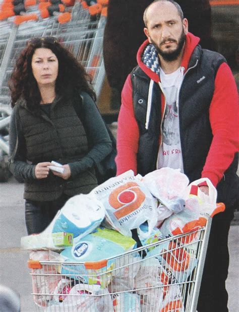 .τηλλυρκώτισσα & τα ριάλια η κωνσταντίνα τραγουδάει live τα παραδοσιακά κυπριακά τραγούδια, ¨τηλλυρκώτισσα¨ & ¨τα ριάλια¨ στην εκπομπή ¨καλομελετά κι έρχεται¨ με την σοφία αλιμπέρτη (αντ1). Σοφία Αλιμπέρτη: Με κάζουαλ ρούχα και χωρίς μακιγιάζ για ...