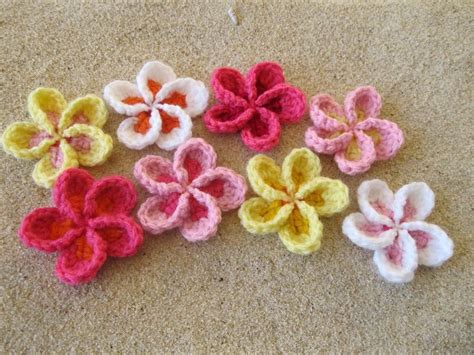 Use a plumeria flower to make a beautiful pin or hair accessory, or to embellish anything! Frangipani Plumeria by kuuyu | Crocheting Pattern