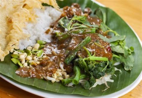 Nasi pecel pincuk in this place is the best in my opinion from the taste, chice of topping and of course the price. Resep Nasi Pecel Khas Madiun